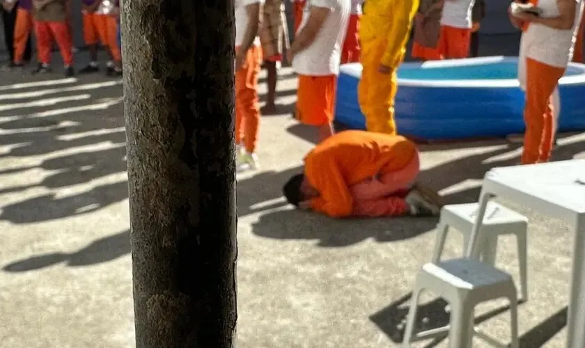 23 presos são batizados em penitenciária no Paraná: “Morreram para a velha vida”