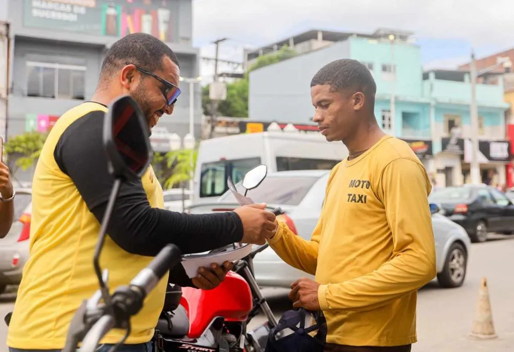 Candeias: SEMOB realiza ação de conscientização com simulação de acidente na Praça Irmã Dulce