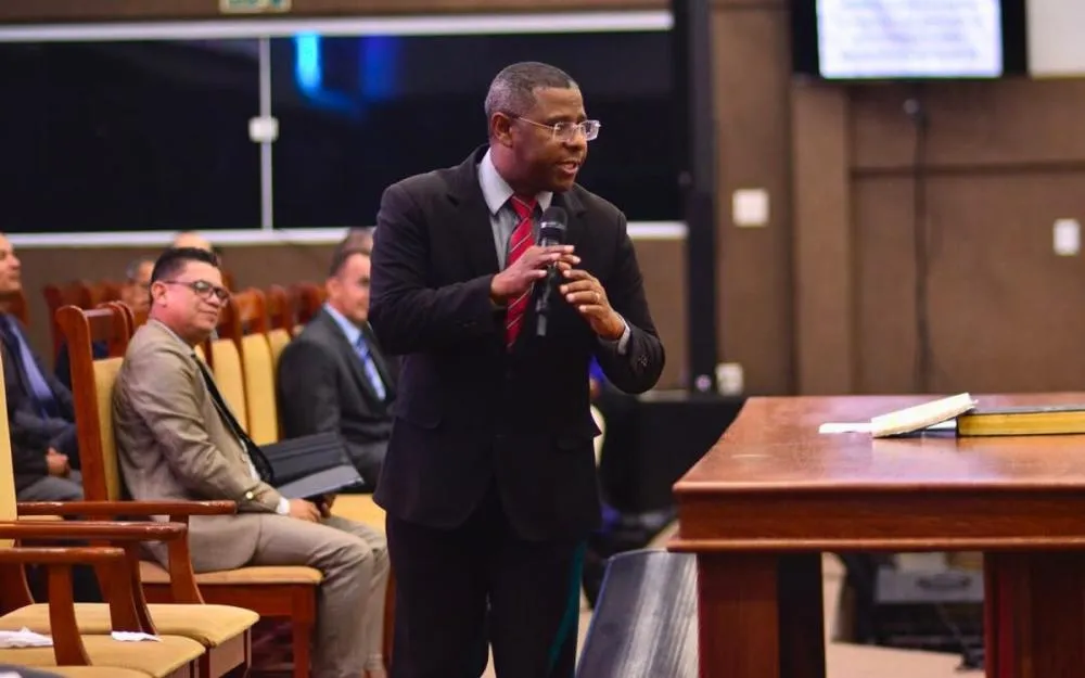 Osiel Gomes rasga o verbo: “A igreja está sendo destruída por causa da política”
