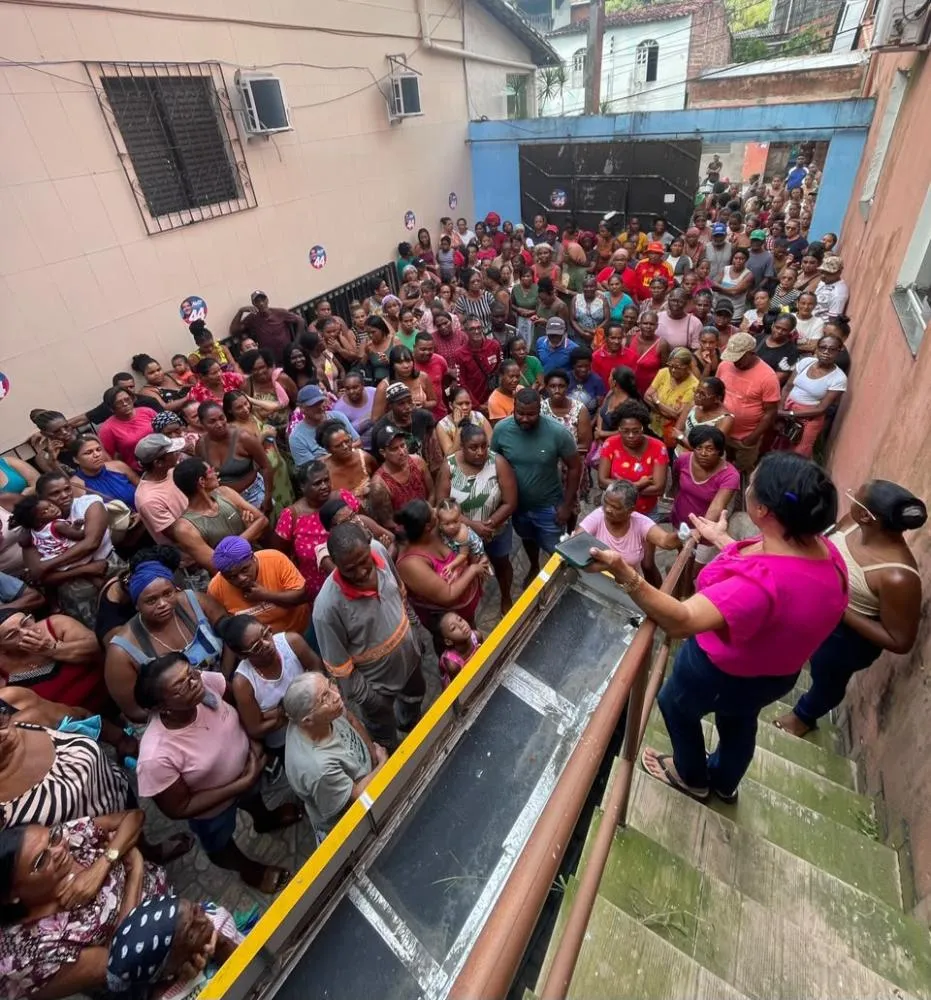 Tonha Magalhães e ACOMBASA distribuem milhares de cestas básicas no bairro do Santo Antônio