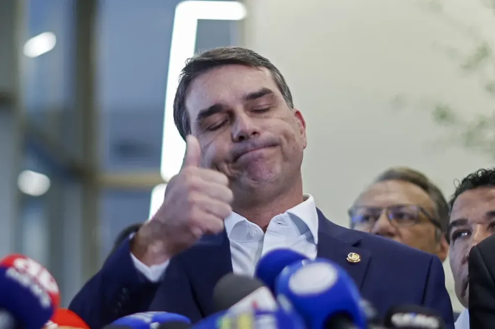 Governo Lula vê “tiro no pé” de Flávio Bolsonaro após decisão dos EUA