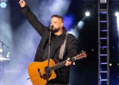 Fernandinho interrompe ministração e critica roupas de cantoras gospel